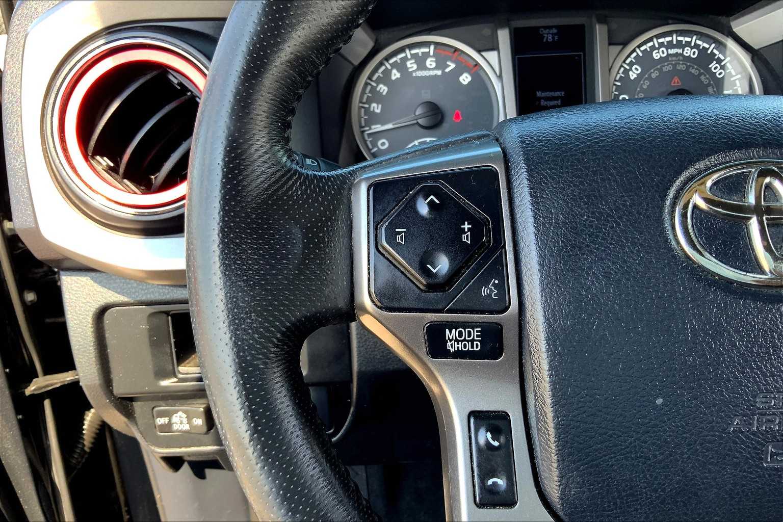 2017 Toyota Tacoma SR5 photo 22