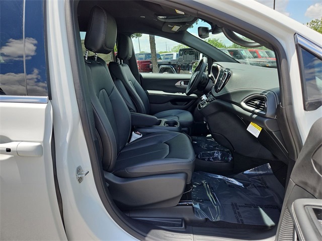 2025 Chrysler Pacifica photo 30