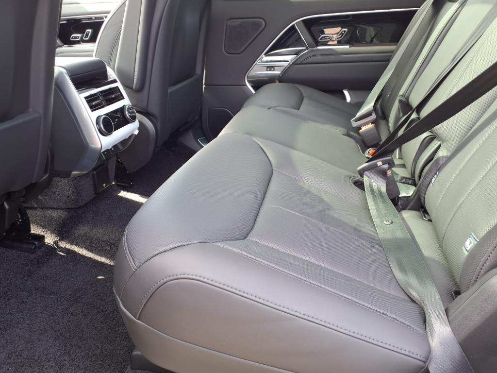 2025 Land Rover Range Rover SE photo 5