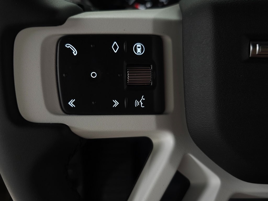 2025 LAND ROVER DEFENDER - Image 18