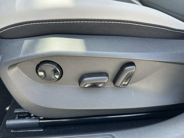 2025 Volkswagen Taos SE photo 4