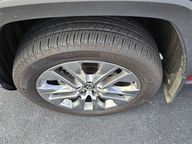 2024 Toyota RAV4 XLE Premium photo 5