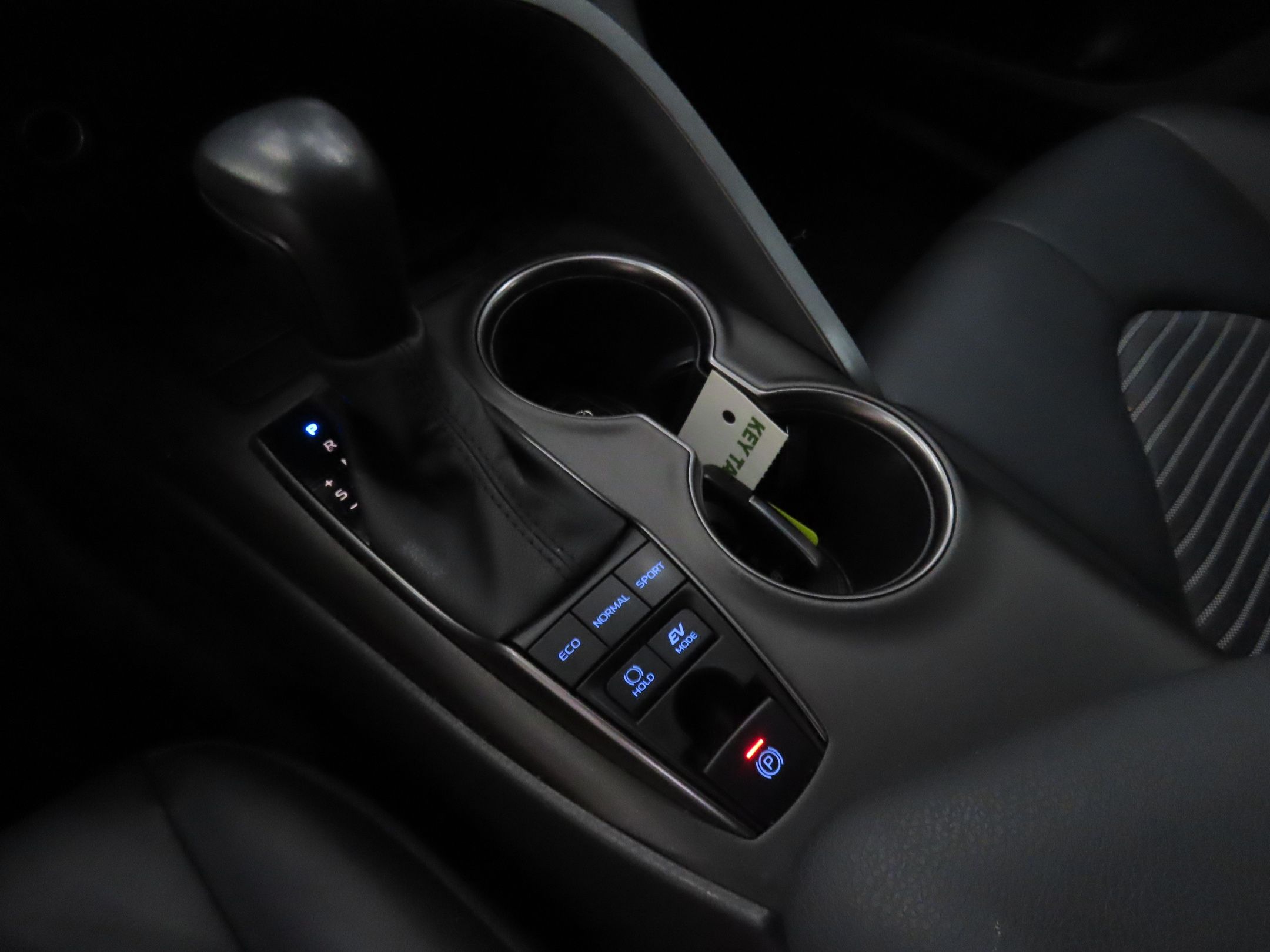 2022 Toyota Camry Hybrid SE photo 14