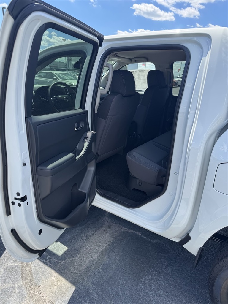 2025 Nissan Frontier Crew Cab SV photo 14