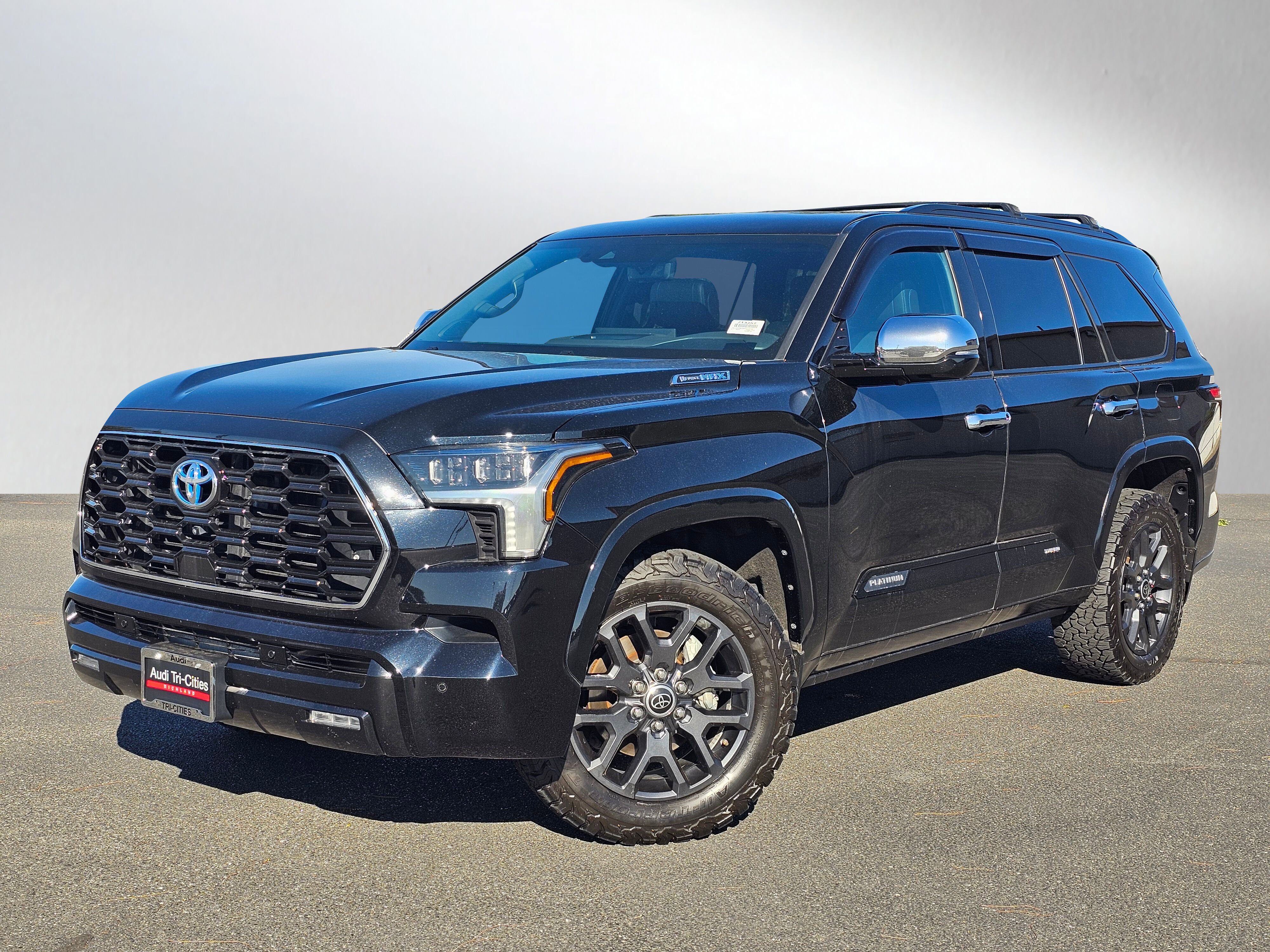 2023 Toyota Sequoia Platinum's photo