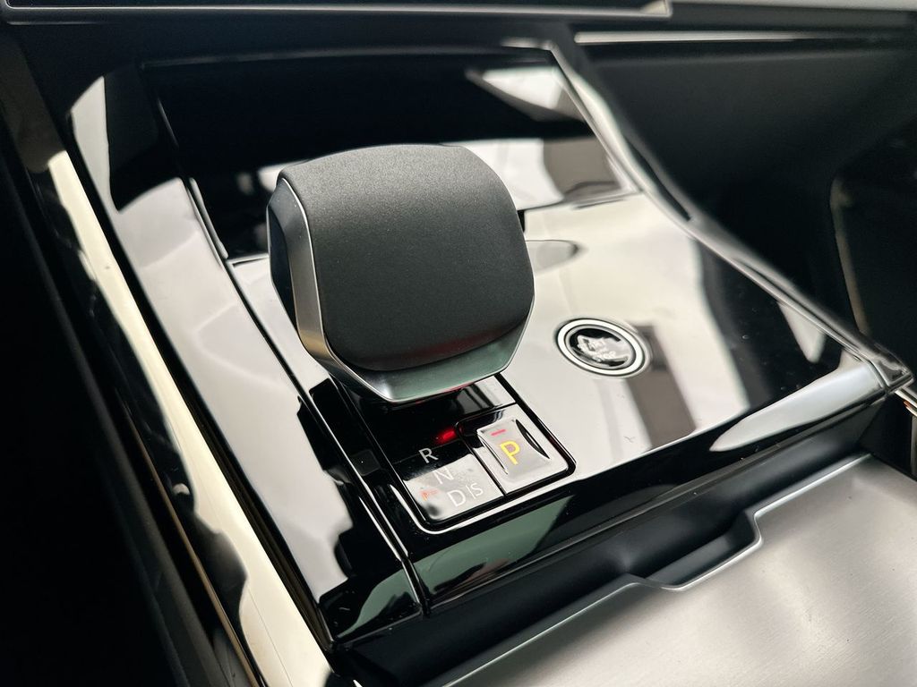 2025 Land Rover Range Rover Sport SE photo 11