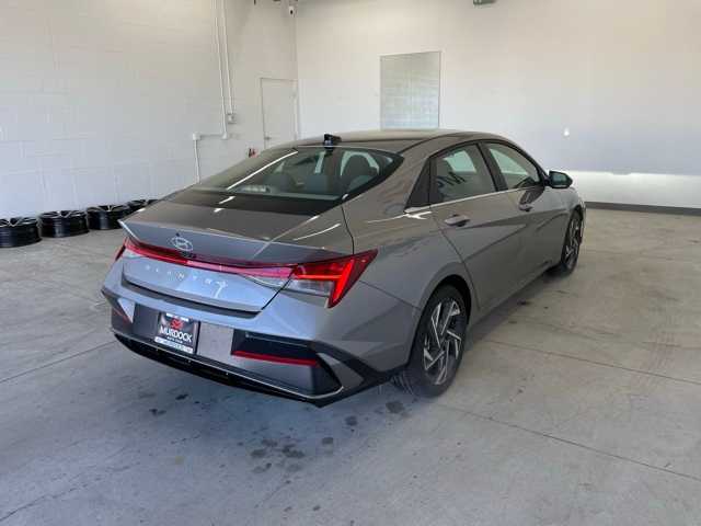 2024 Hyundai Elantra SEL Convenience photo 5