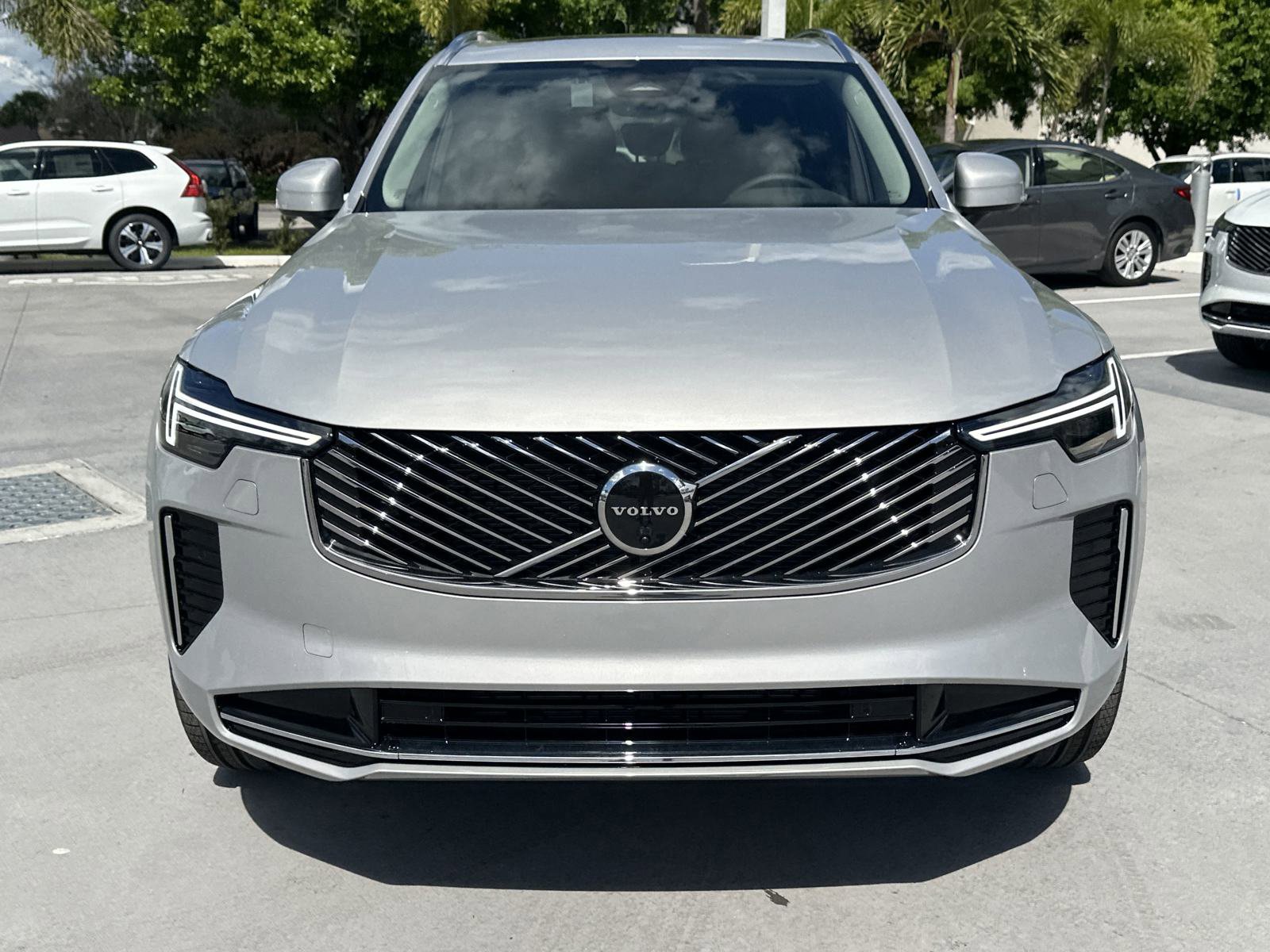 2025 Volvo XC90 Plus photo 3