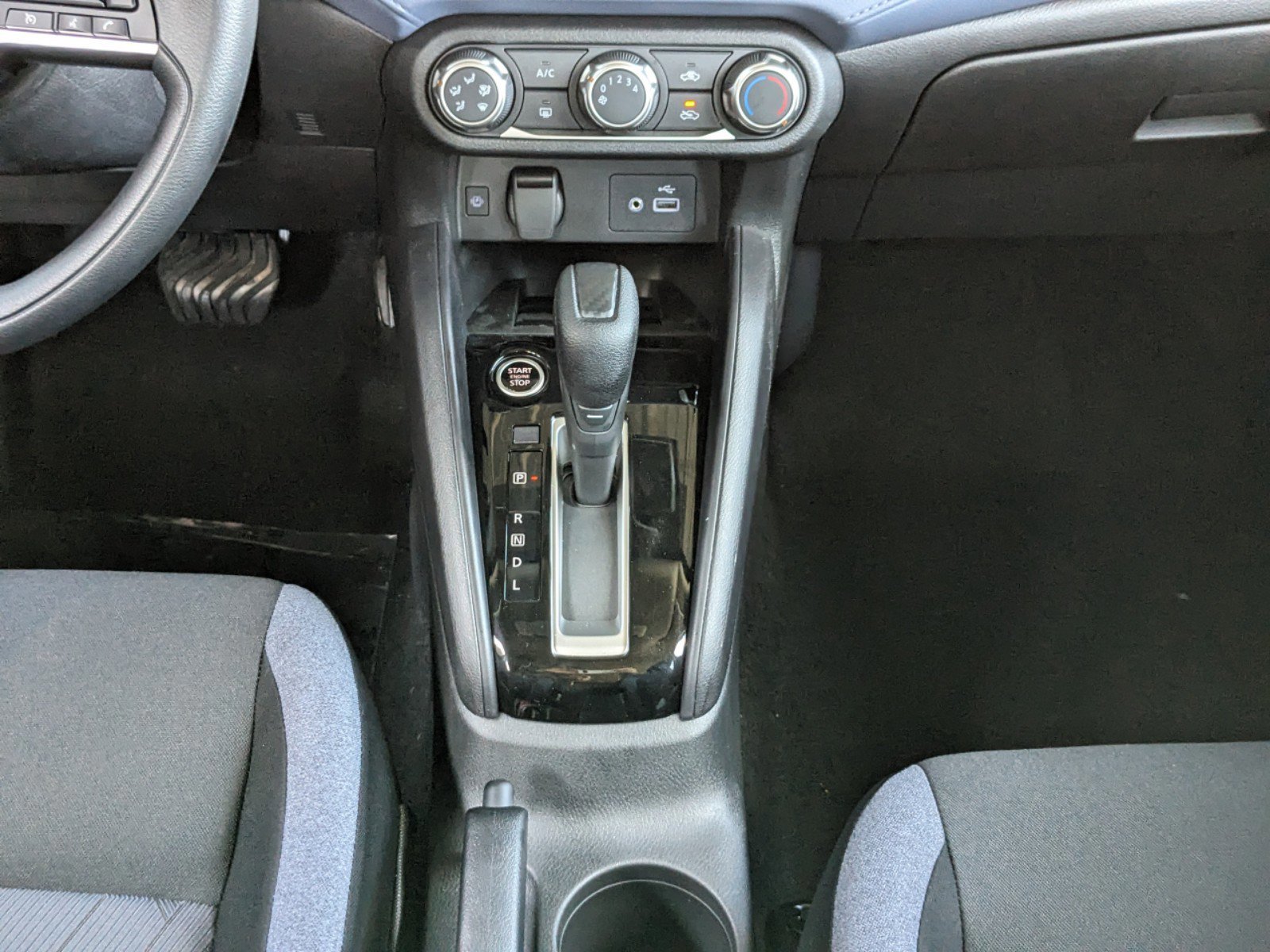 2025 Nissan Versa 1.6 SV photo 8