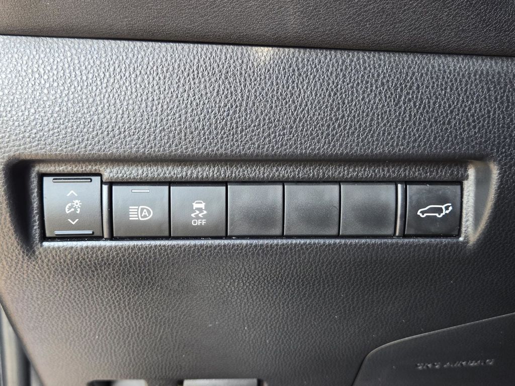 2023 Toyota Venza LE photo 17