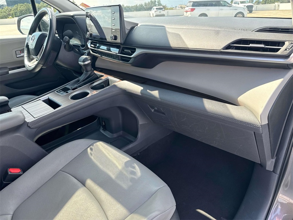 2024 Toyota Sienna XLE photo 13