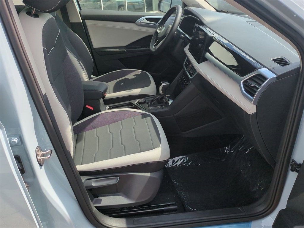 2025 Volkswagen Taos SE photo 25