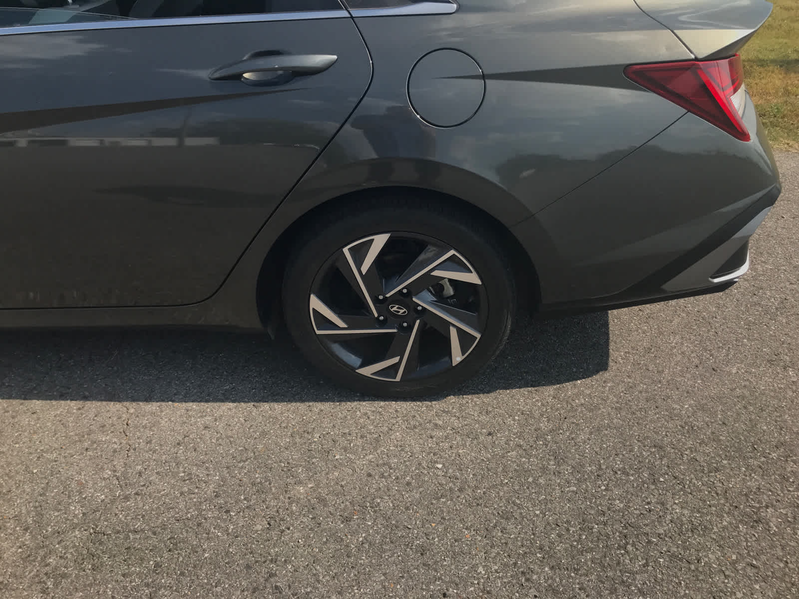 2024 Hyundai Elantra Limited photo 7