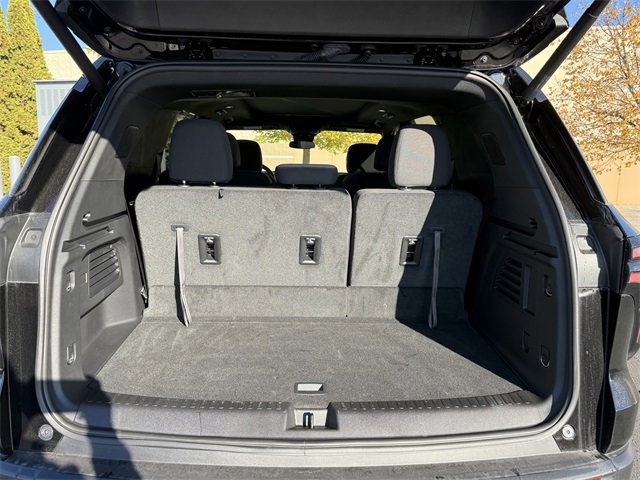 2025 Chevrolet Traverse photo 3