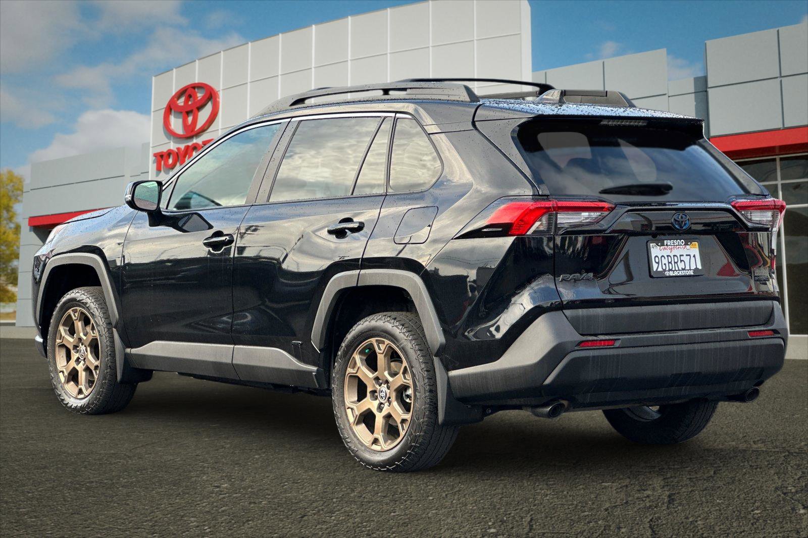 2023 Toyota RAV4 Hybrid XLE photo 2