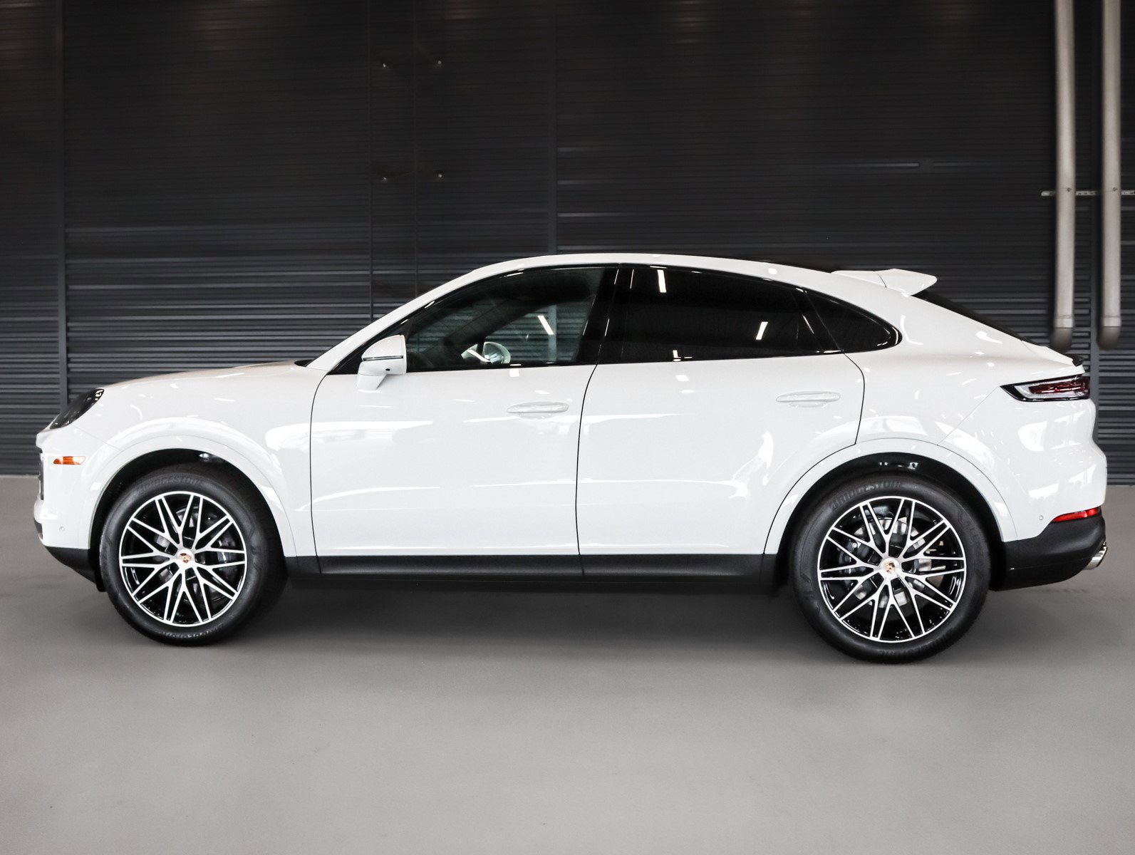 2025 Porsche Cayenne Coupe photo 2