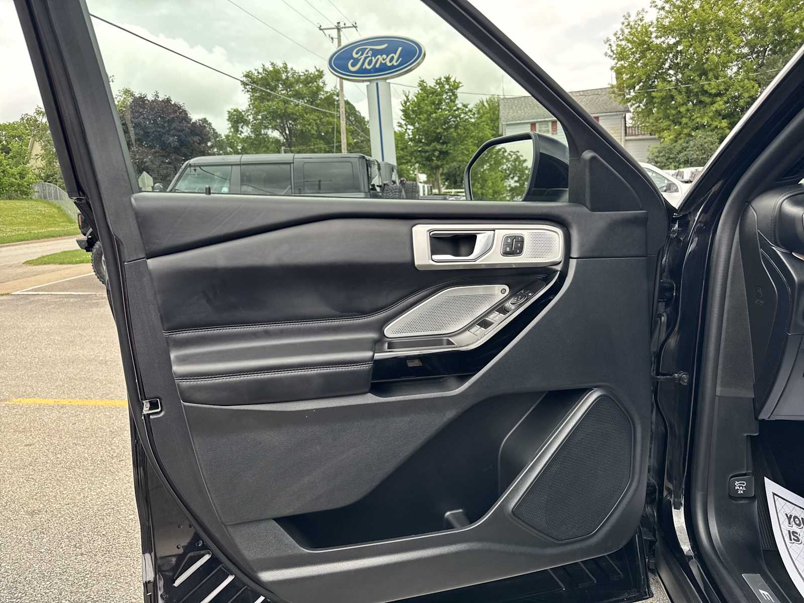 2022 Ford Explorer Platinum photo 23