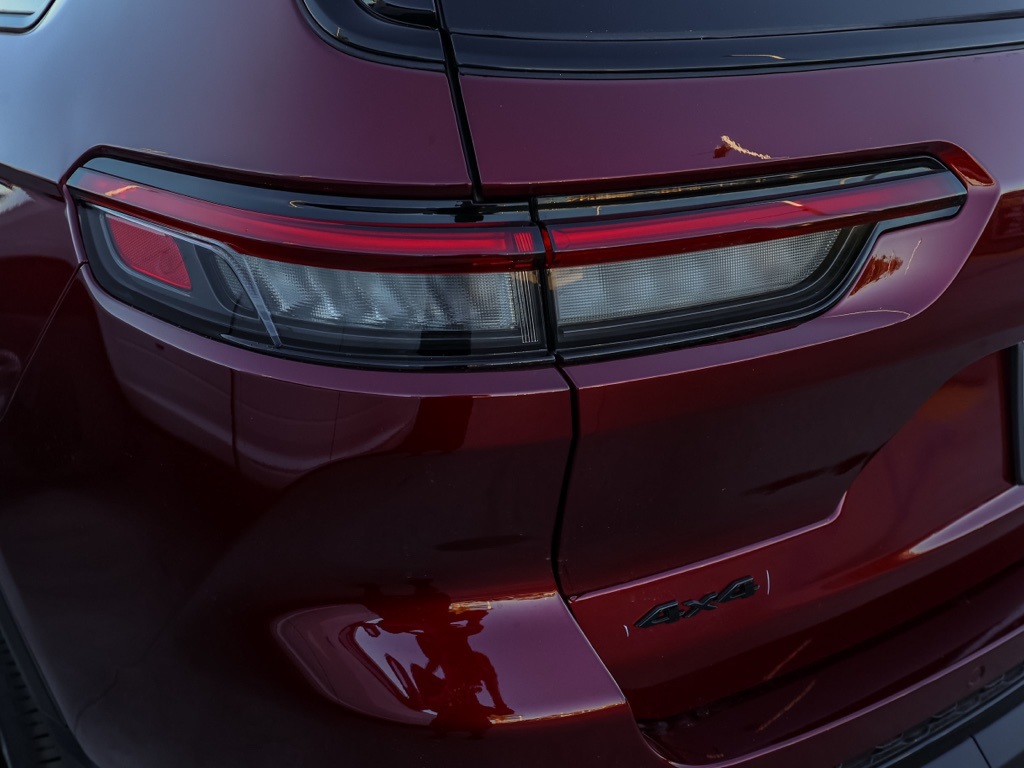 New 2025 Velvet Red Pearl-Coat Exterior Paint Jeep Altitude X image 6