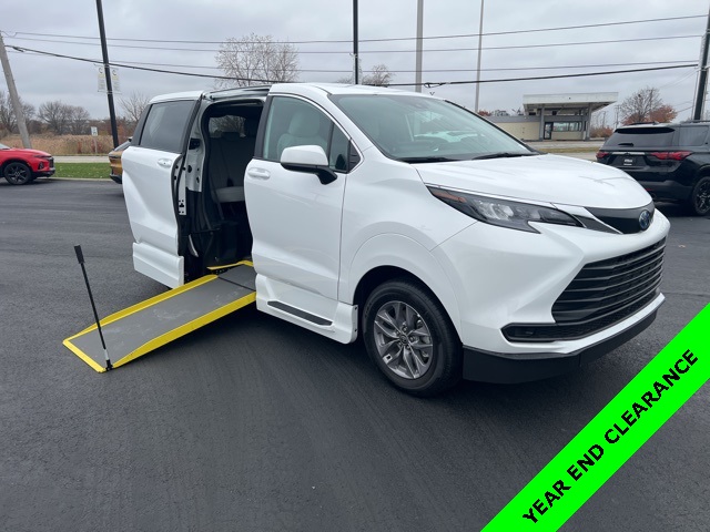 2025 Toyota Sienna LE's photo