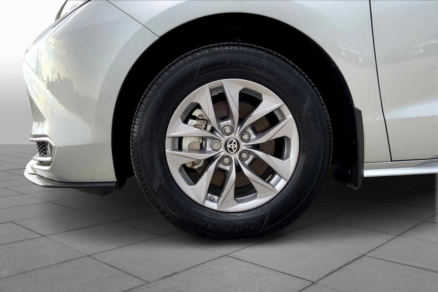2024 Toyota Sienna XLE photo 10