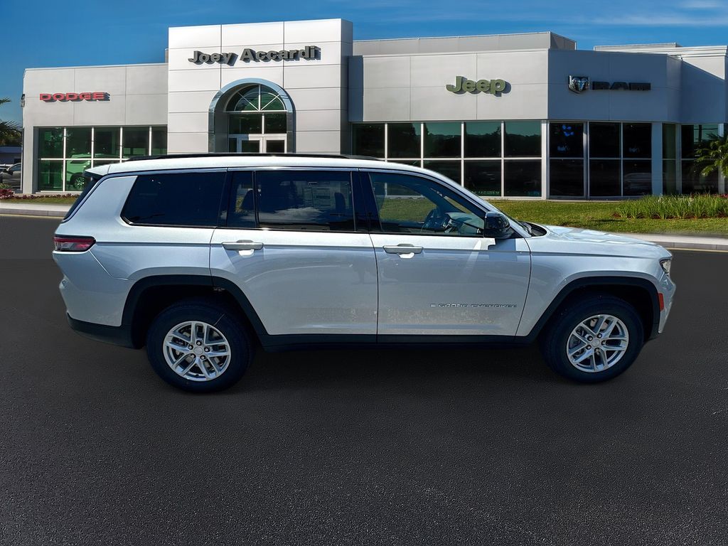 2025 Jeep Grand Cherokee Laredo X photo 3