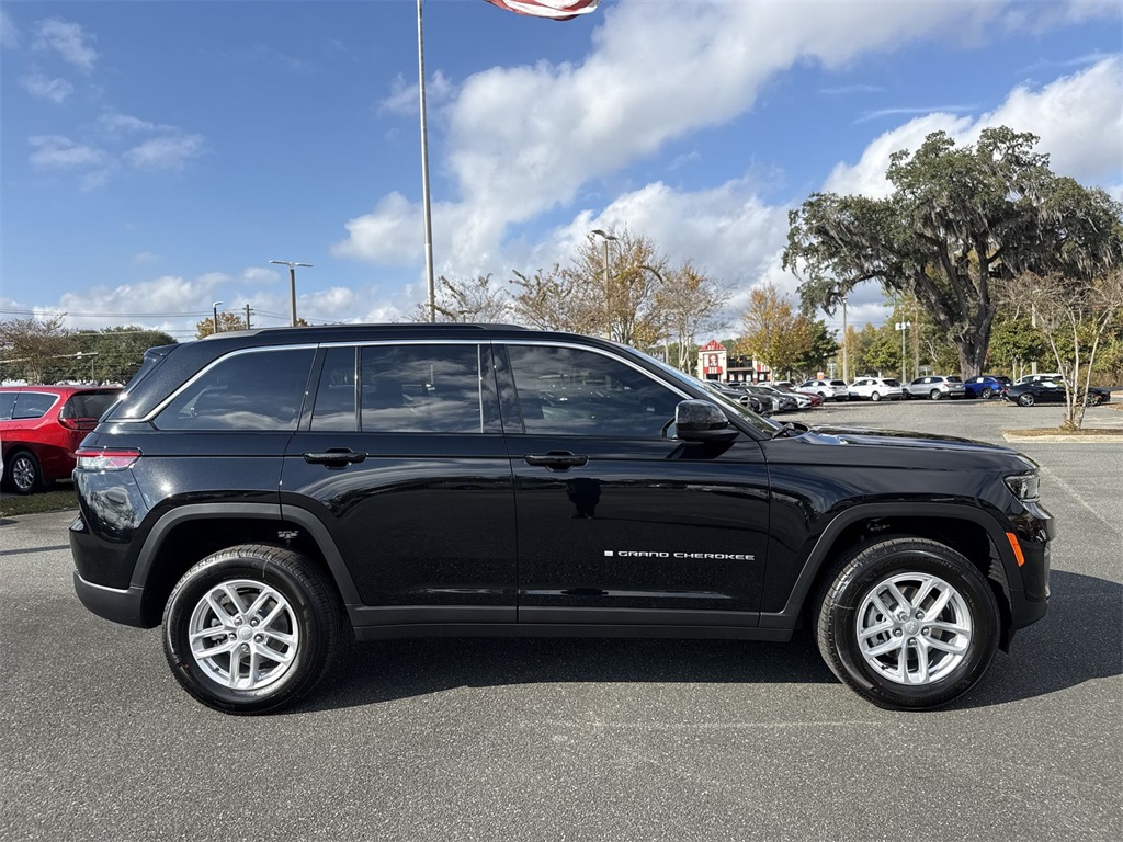 2025 Jeep Grand Cherokee Laredo photo 2