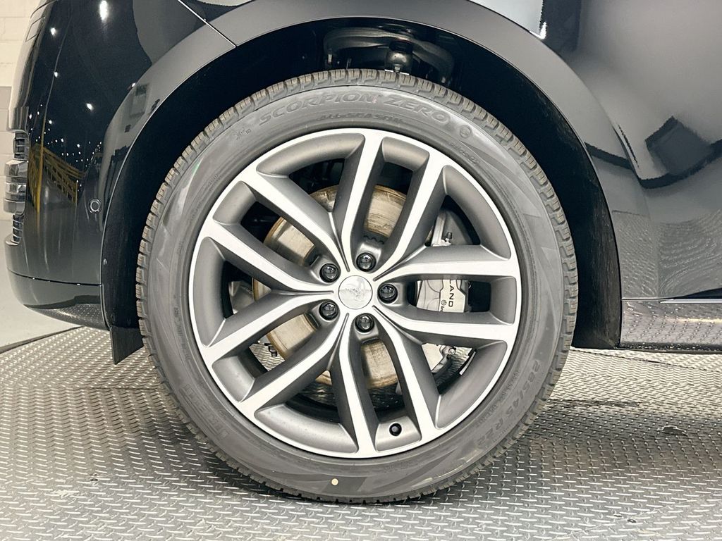 2025 Land Rover Range Rover SE photo 4