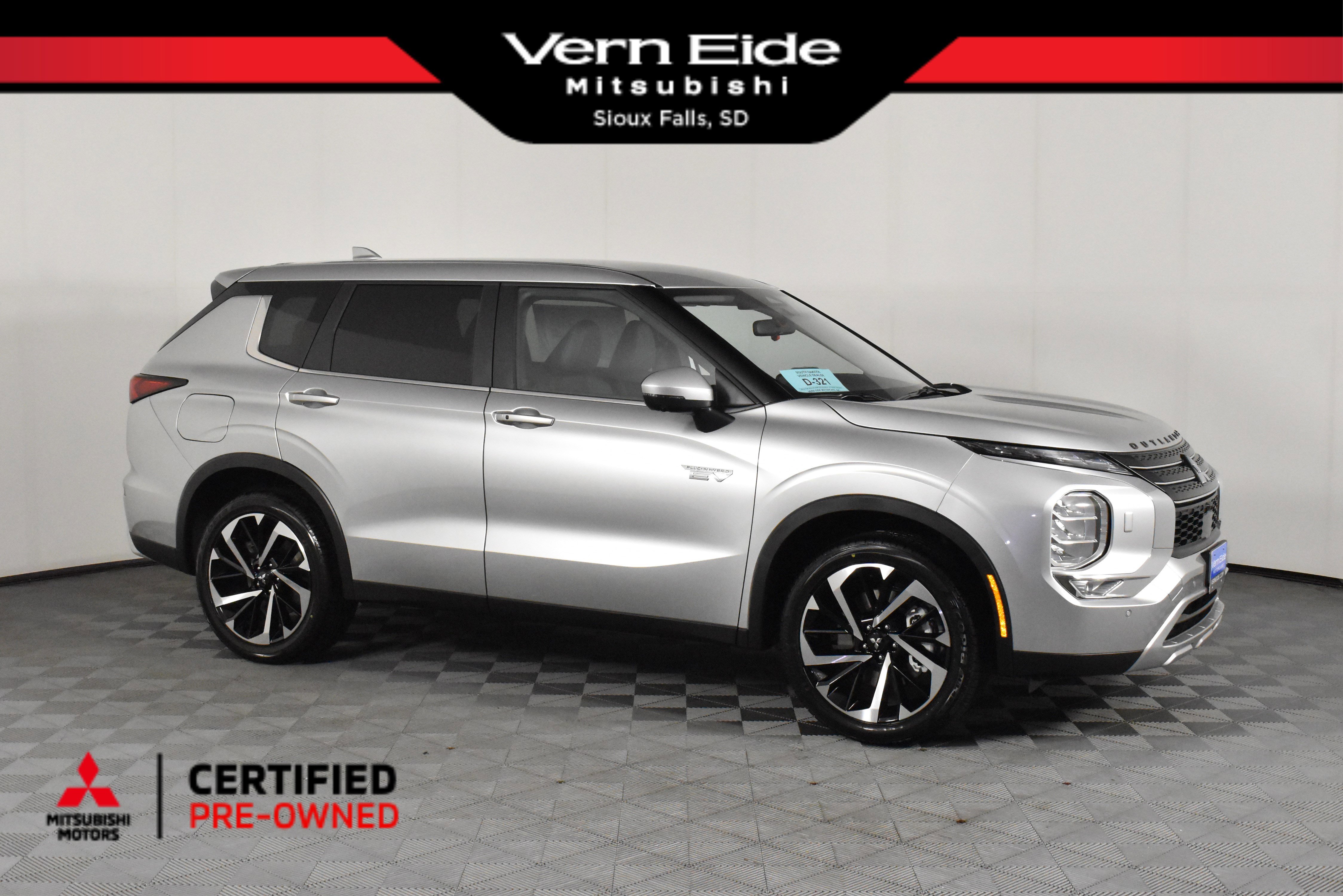 2025 Mitsubishi Outlander Plug-in Hybrid SE's photo