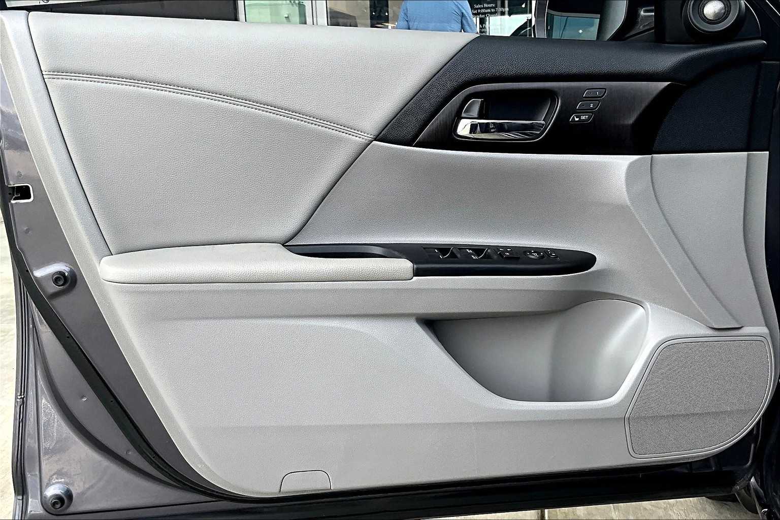 2015 Honda Accord EX-L photo 18