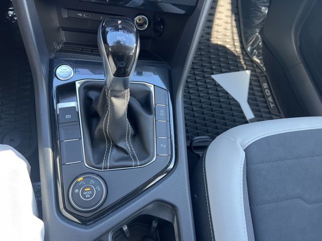 2025 Volkswagen Taos SE photo 16
