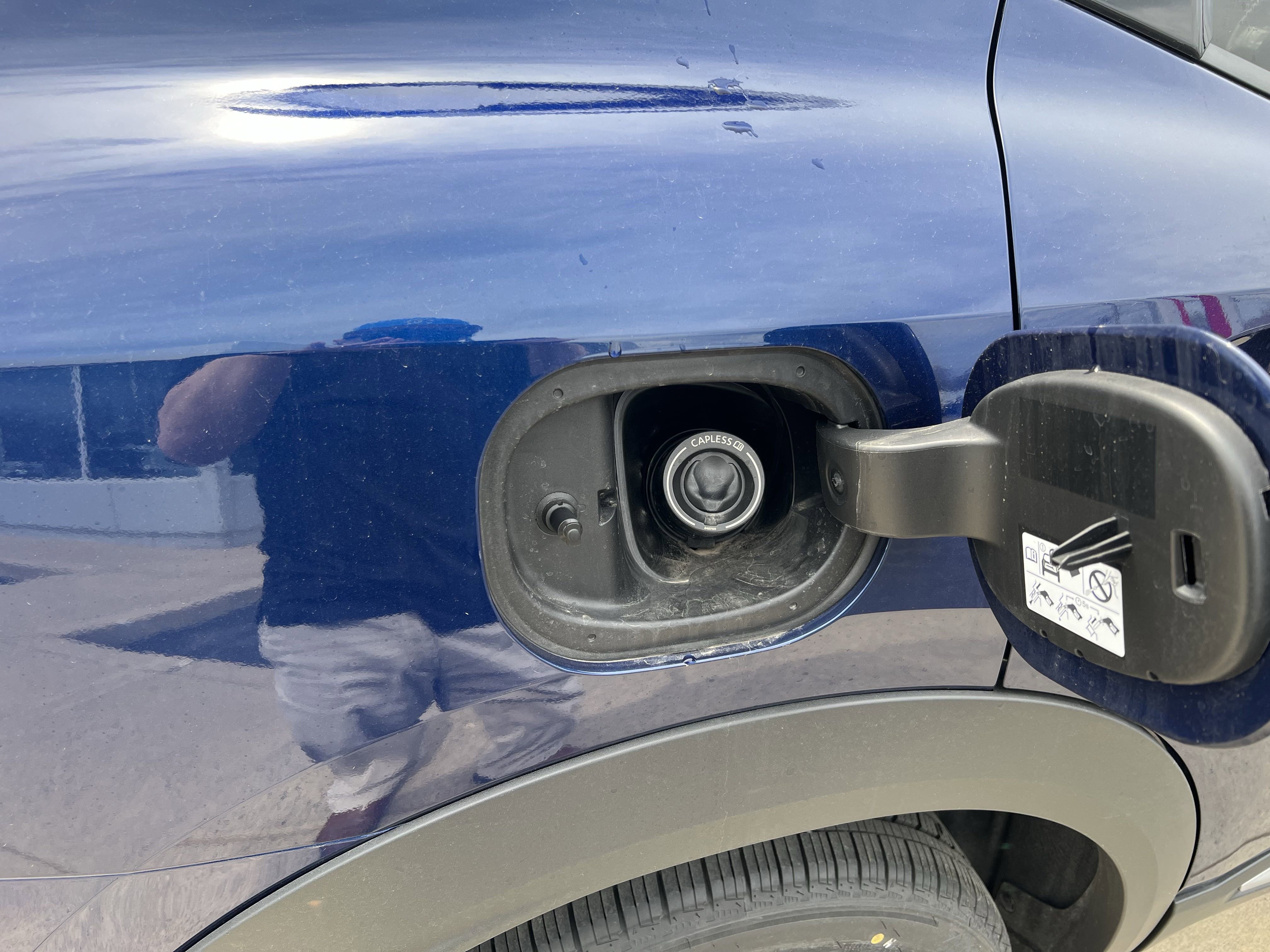 2025 Nissan Kicks SR photo 2