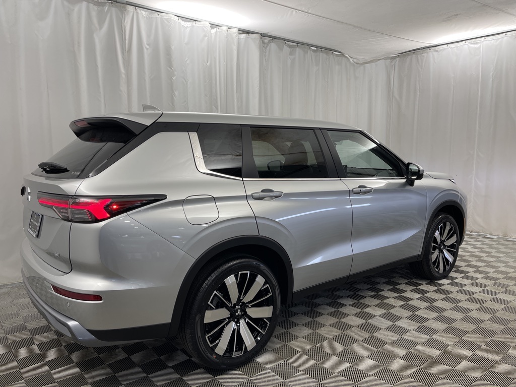 2025 Mitsubishi Outlander SE photo 3
