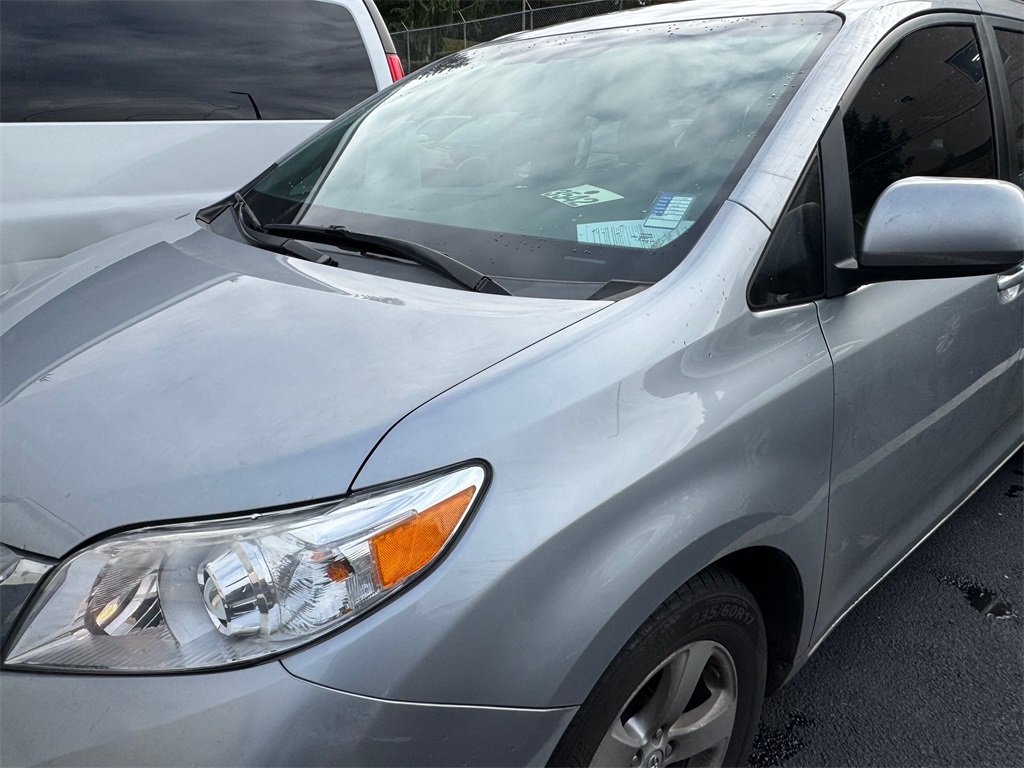 2017 Toyota Sienna LE's photo