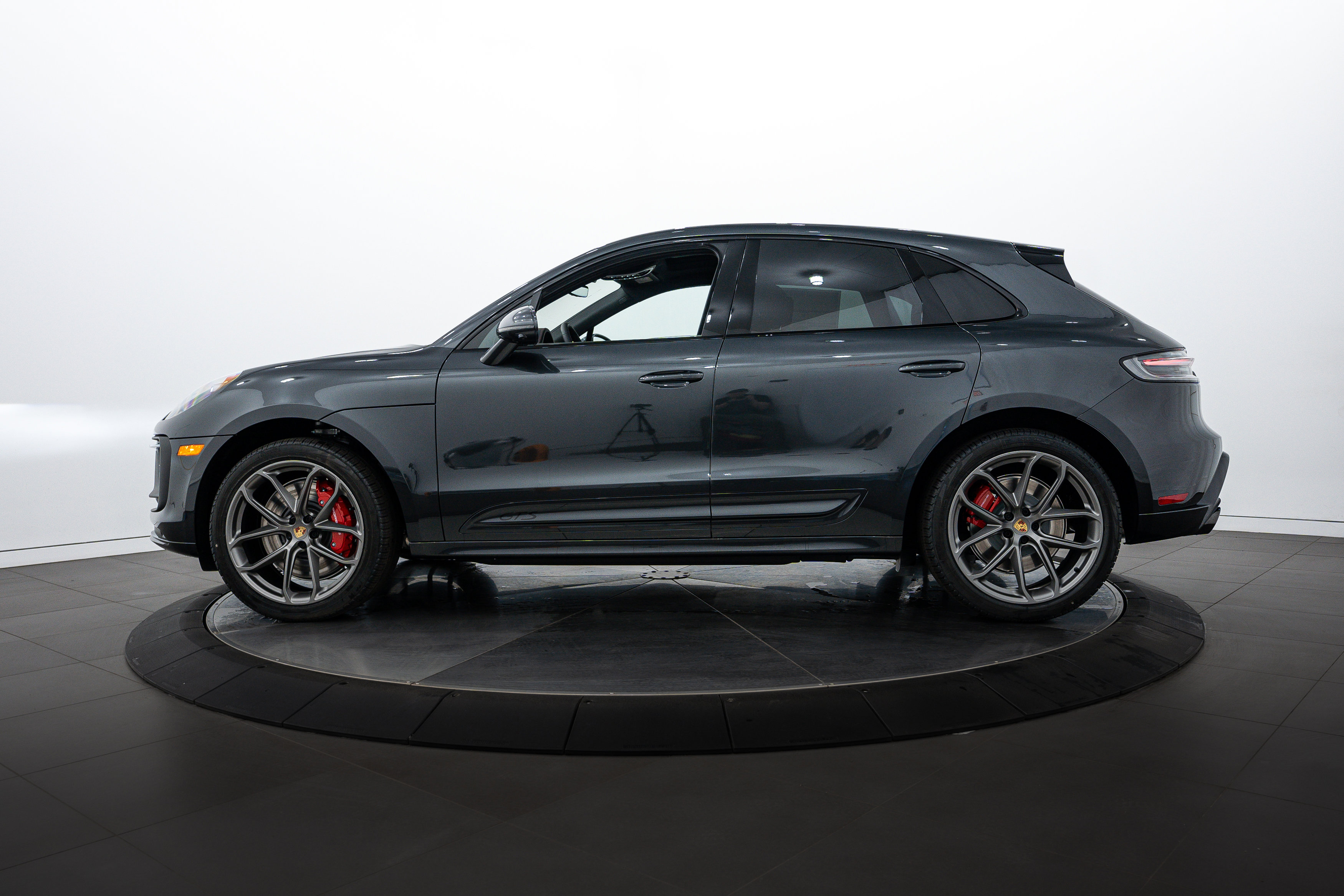 2025 Porsche Macan GTS photo 2