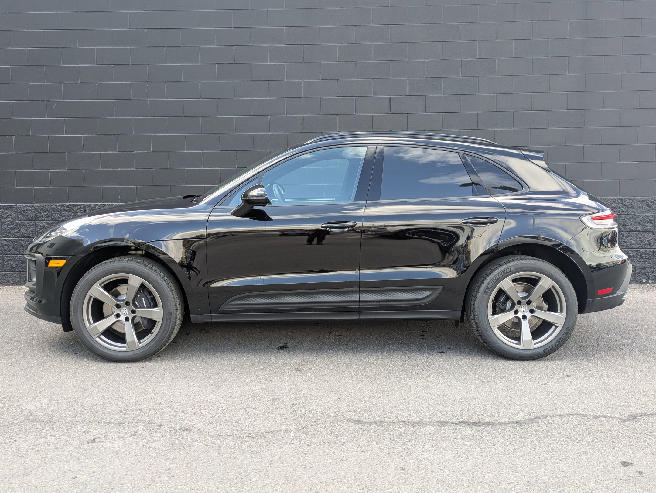 2025 Porsche Macan T photo 2