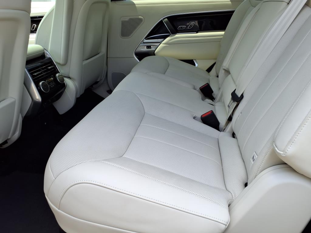 2025 Land Rover Range Rover SE photo 5