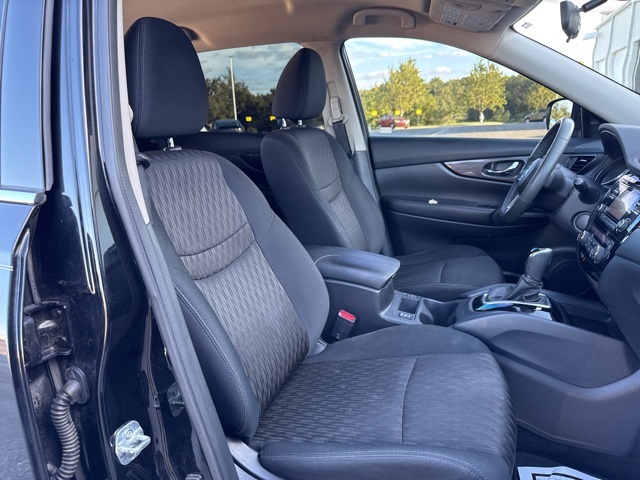 2017 Nissan Rogue SV photo 16