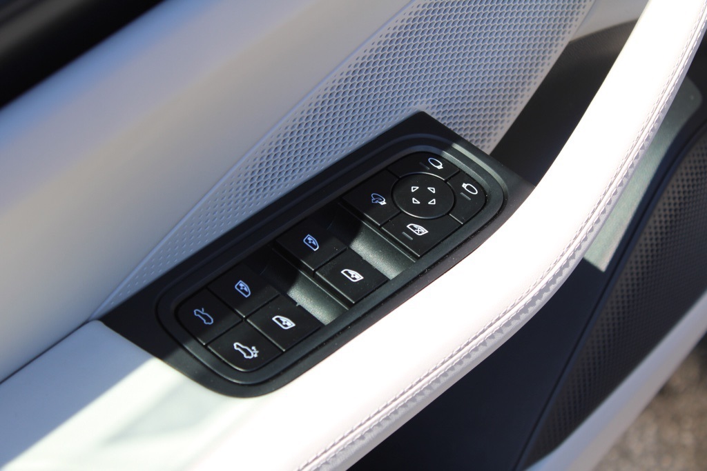 2025 Porsche Macan Electric photo 19