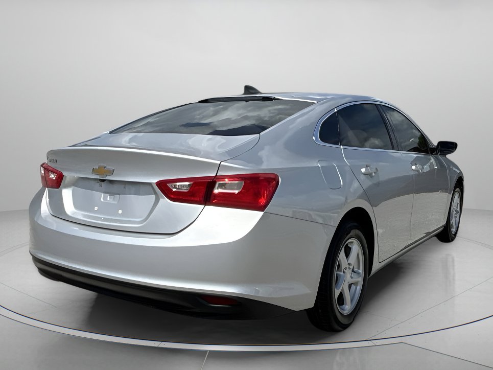 2018 Chevrolet Malibu LS photo 3