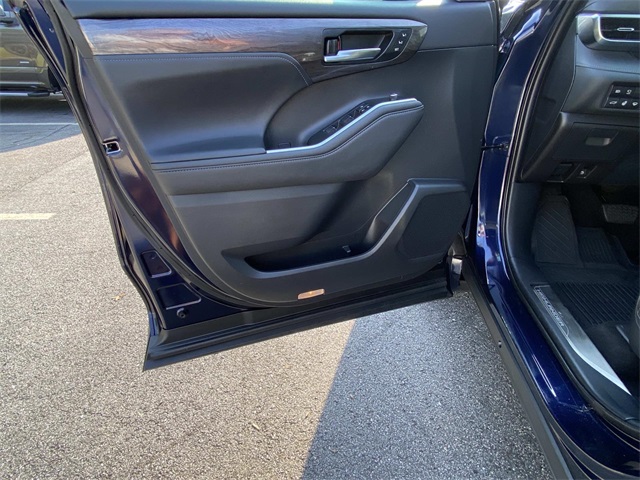 2021 Toyota Highlander Platinum photo 18