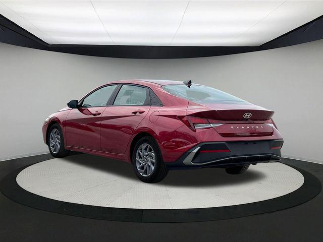2024 Hyundai Elantra SEL photo 5