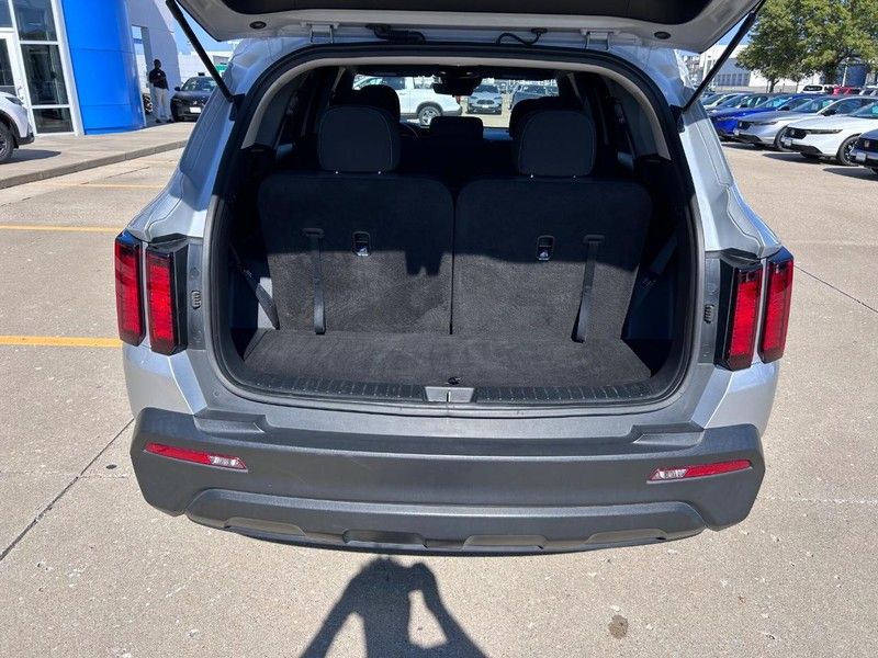 2022 Kia Sorento LX photo 2