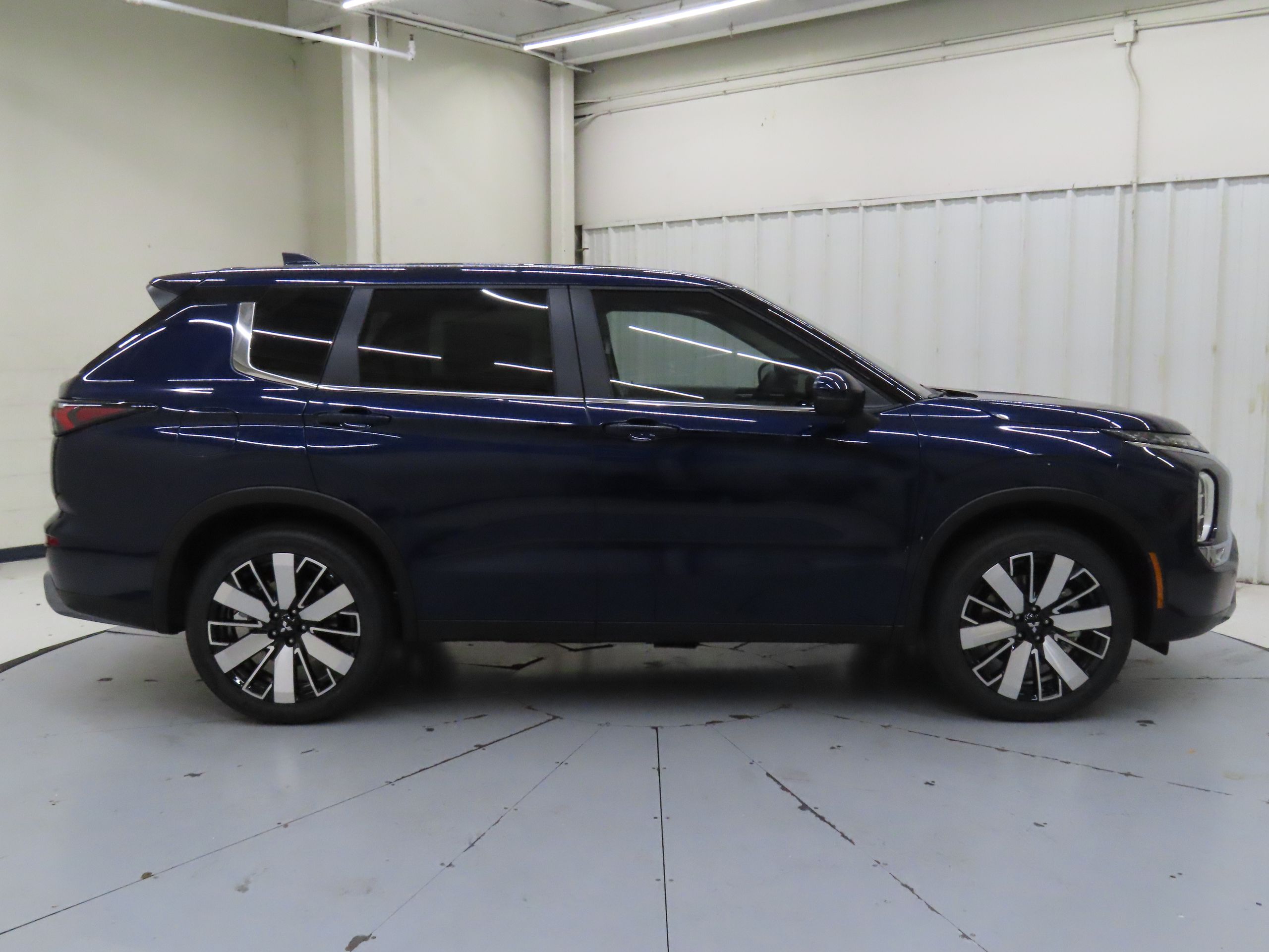 2025 Mitsubishi Outlander SE photo 2