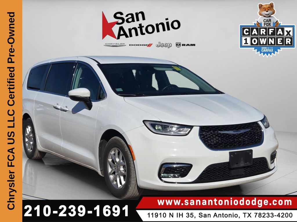 2023 Chrysler Pacifica Touring L's photo