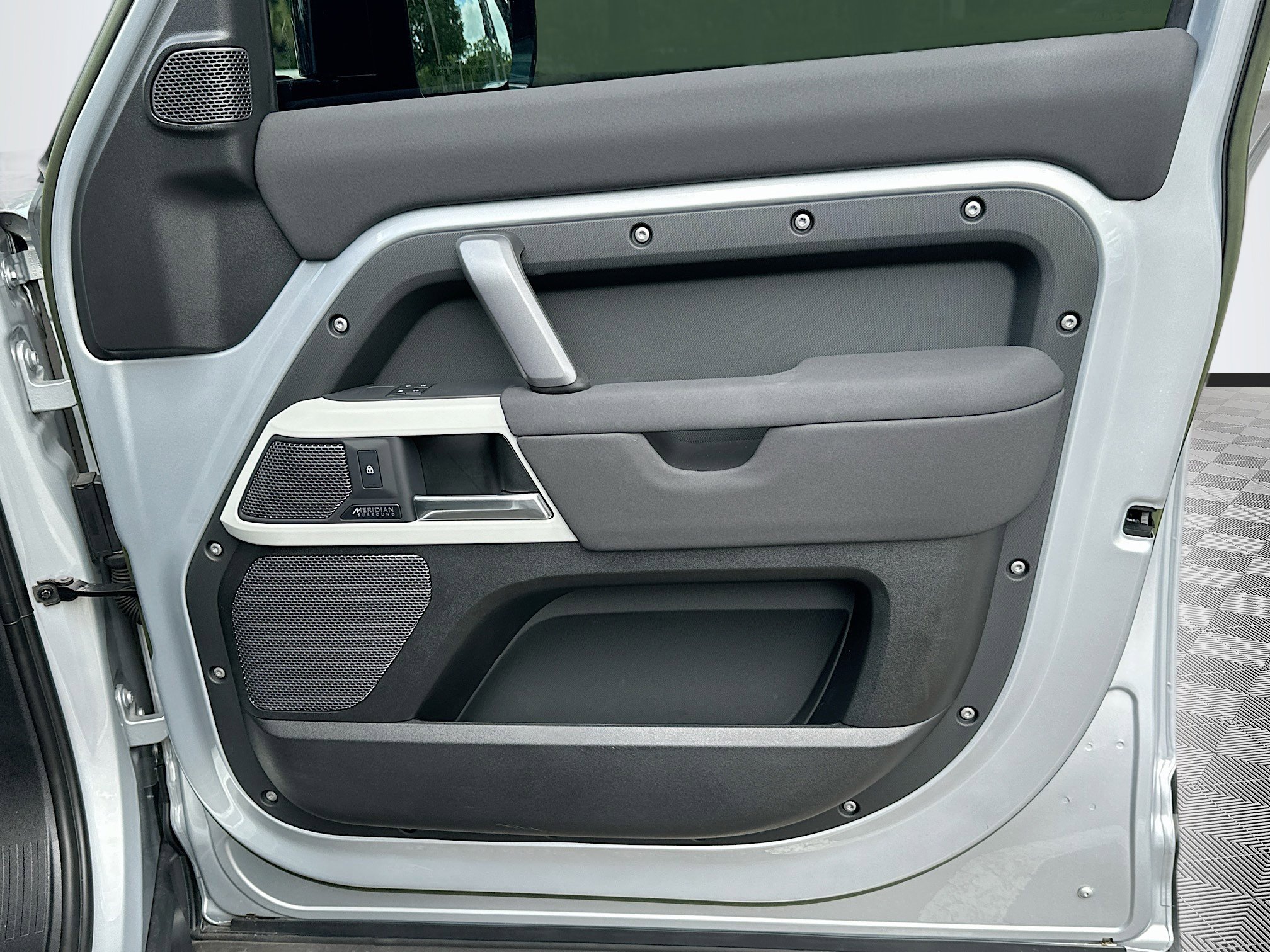 2023 Land Rover Defender X-Dynamic SE photo 31