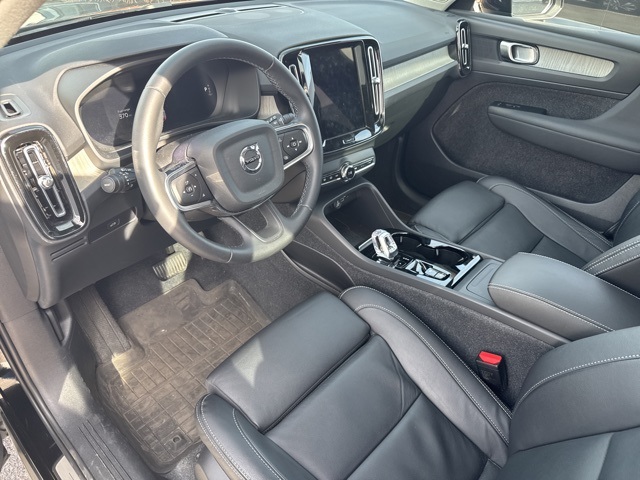 2024 Volvo XC40 Plus photo 2