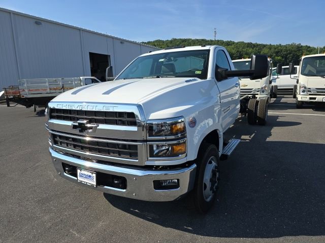 2024 Chevrolet Silverado 6500HD Work Truck photo 3