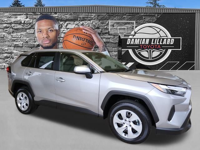 2025 Toyota RAV4 LE's photo