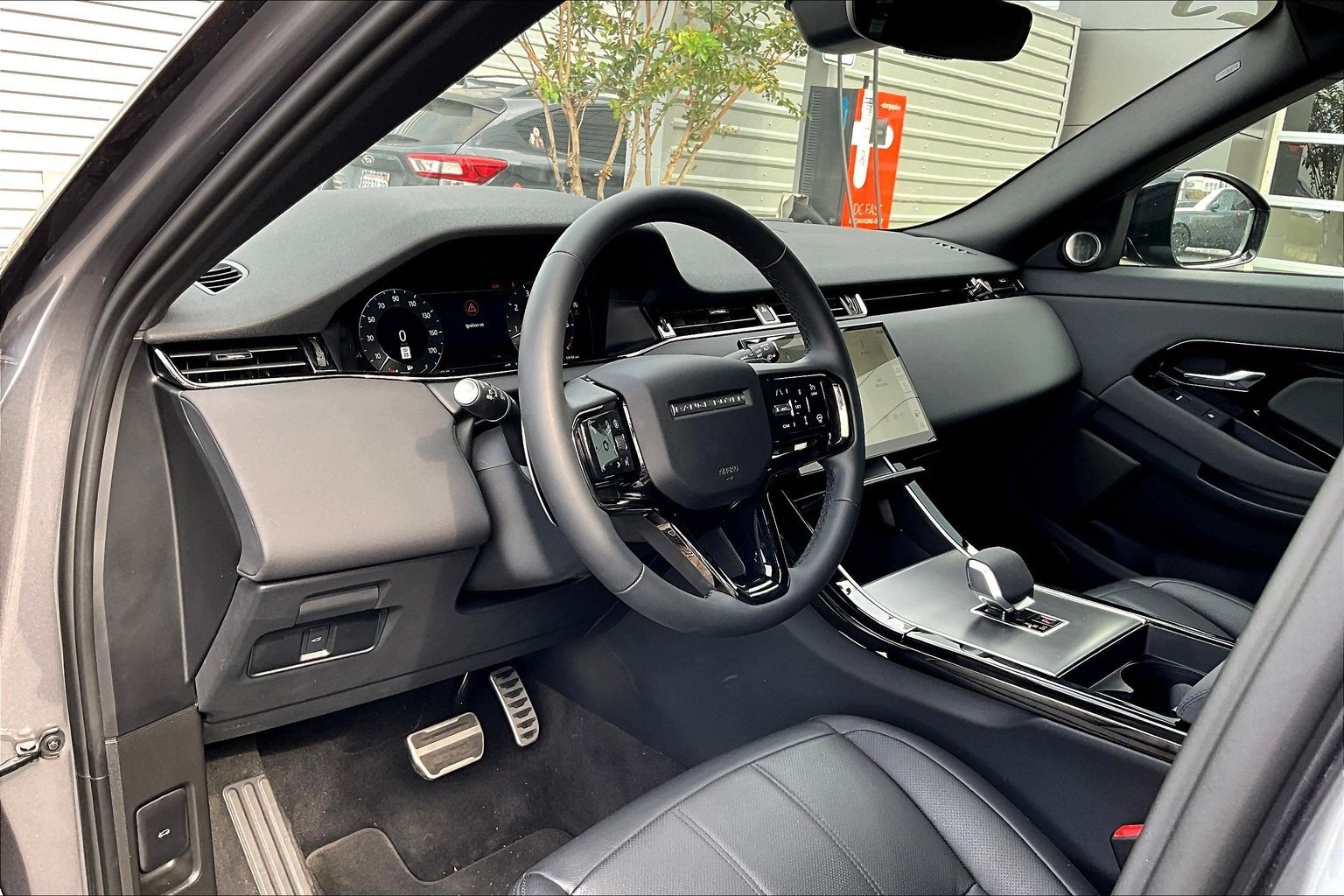 2025 Land Rover Range Rover Evoque Dynamic SE photo 2