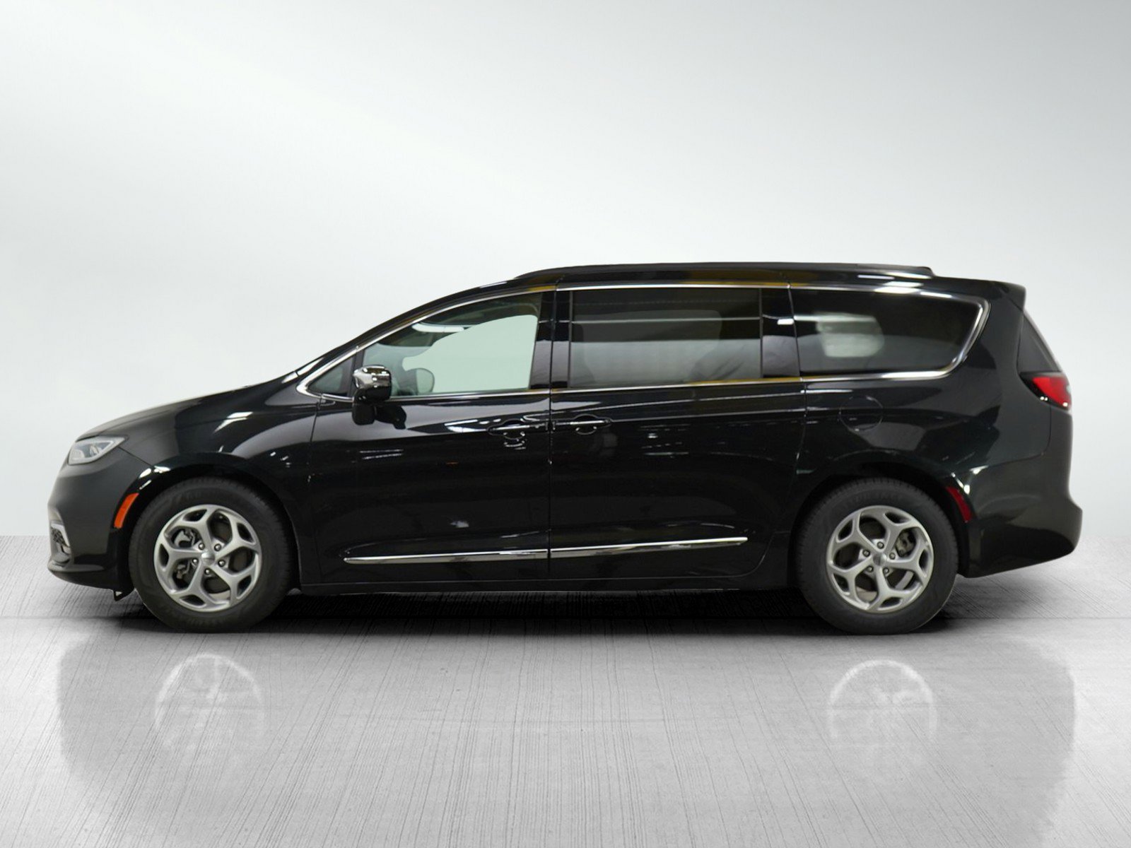 Used 2023 Chrysler Pacifica Limited with VIN 2C4RC1GGXPR516843 for sale in Hopkins, Minnesota